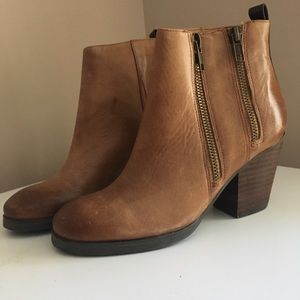 NWOT Aldo brown double zipper ankle booties